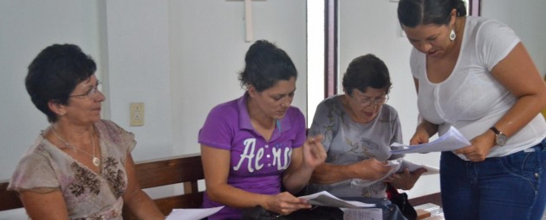 Mujeres de comunidades participan en talleres de género, sexualidad y autoestima