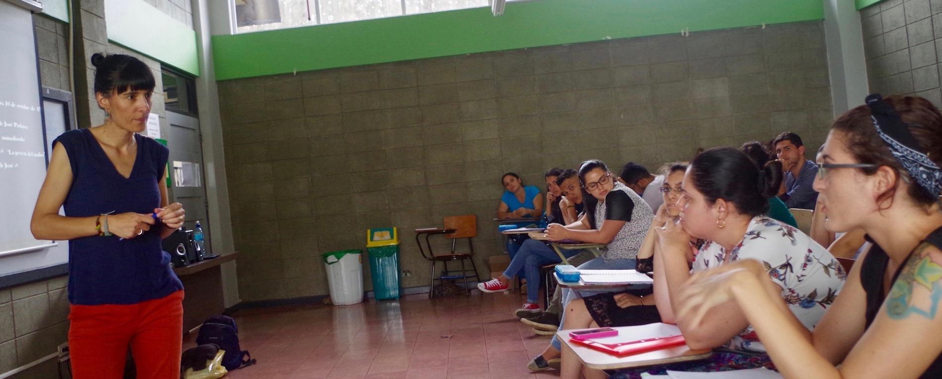 Docente de la Universidad de Bergen participó en conversatorio con estudiantes de Literatura