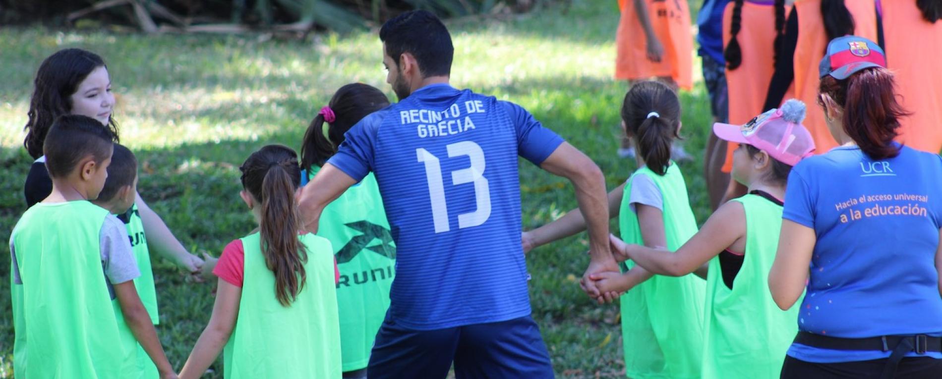 Grandes y chicos aprenden en los Campamentos de Desarrollo Humano en el Recinto de Grecia