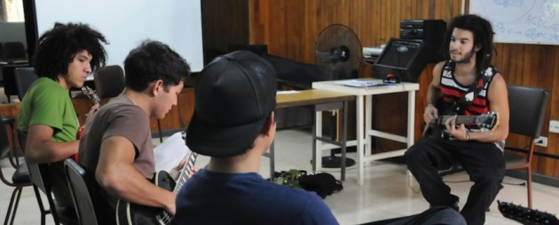 Universitarios pueden estudiar guitarra, guitarra eléctrica, bajo, violín y batería