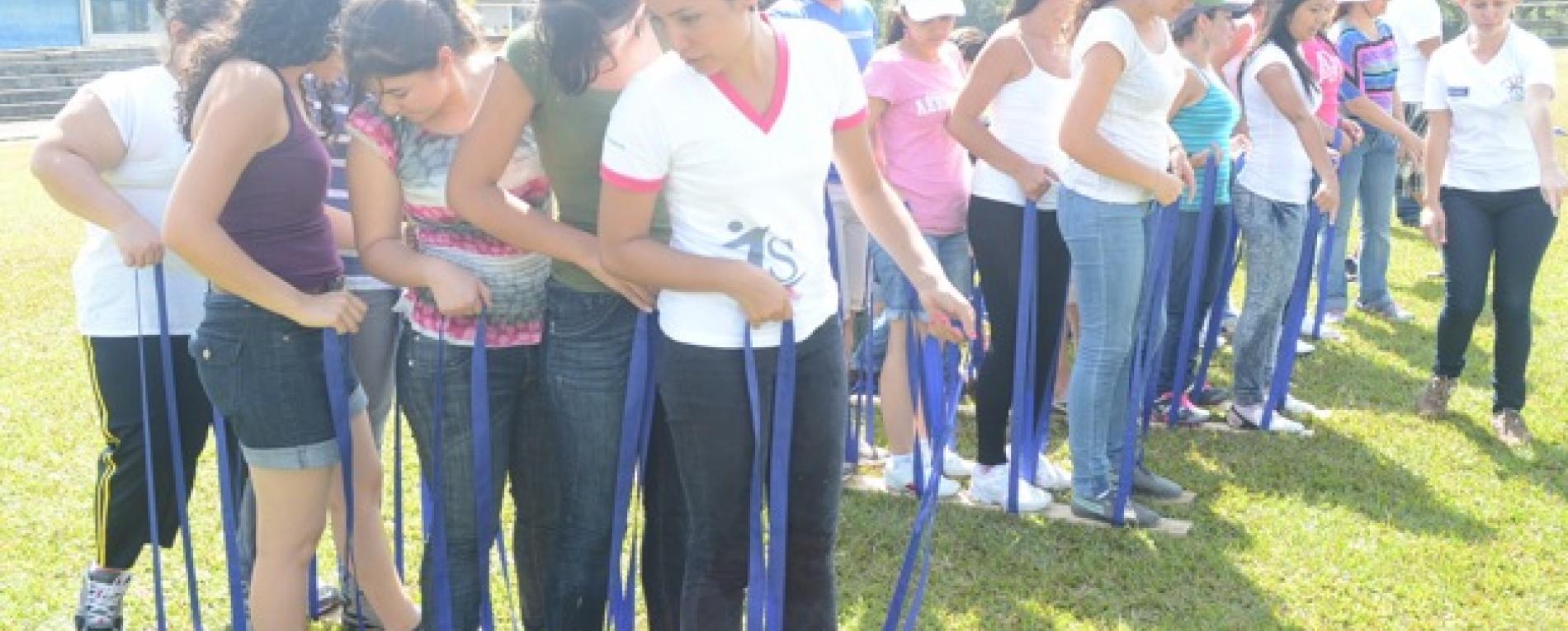 Estudiantes se preparan para trabajar con las comunidades