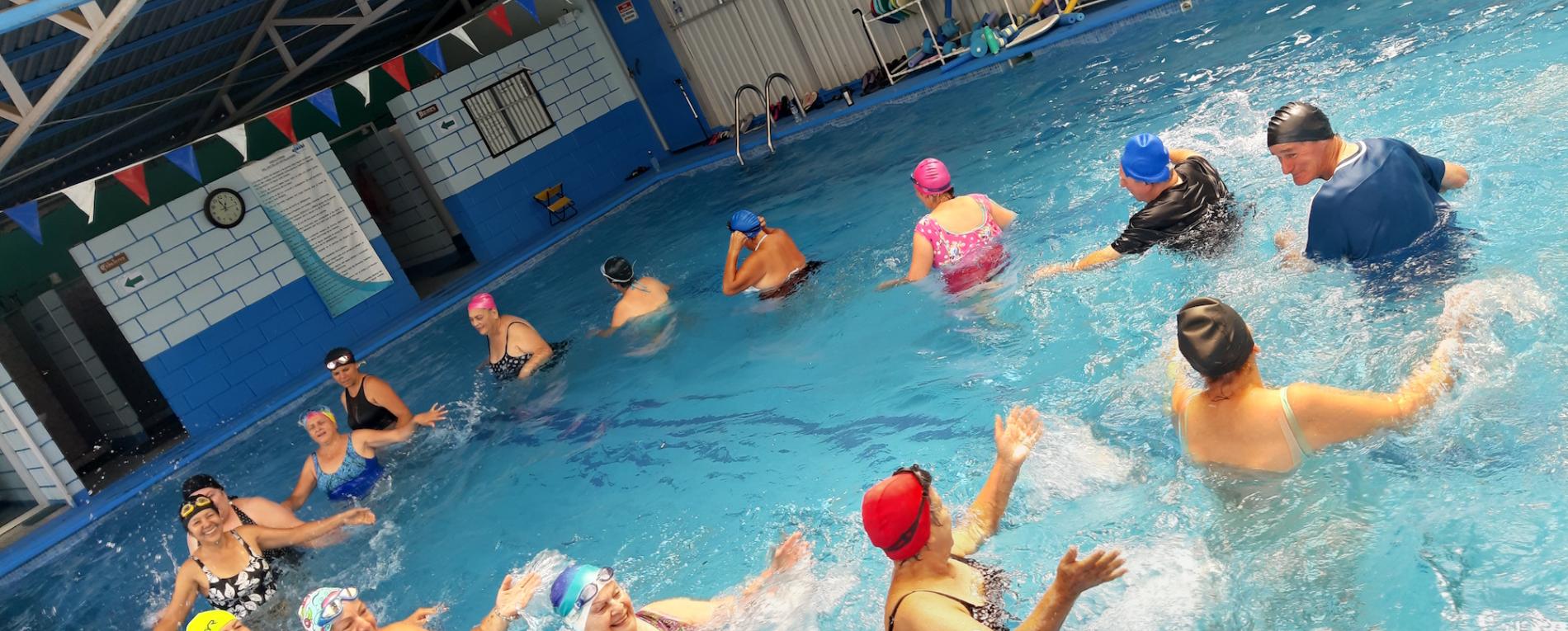 Adultos mayores mejoran su salud por medio de ejercicios en agua 