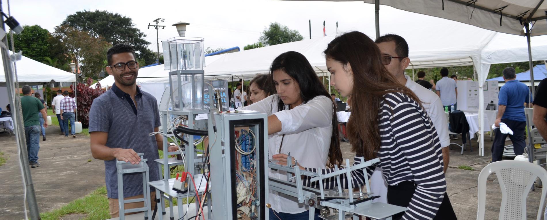 Estudiantes en feria de ingeniería