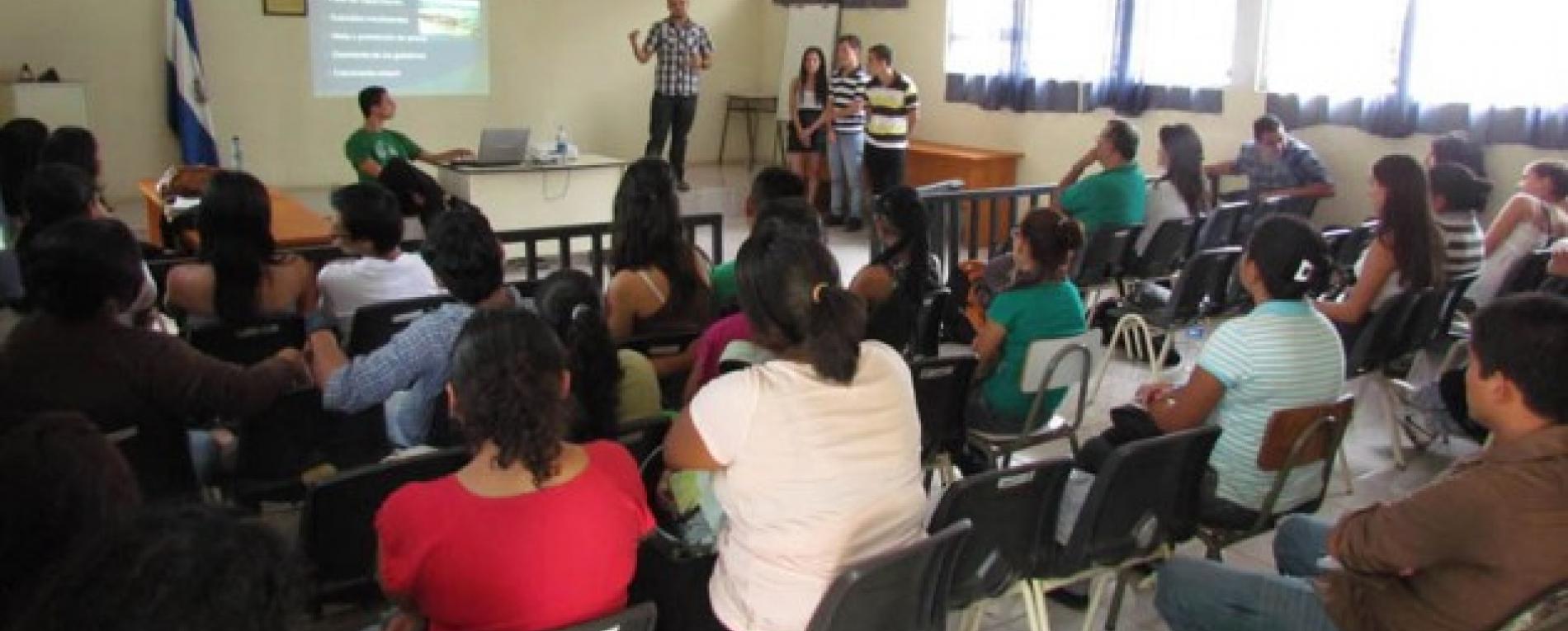 Carrera de Gestión de Recursos Naturales compartió experiencias en El Salvador