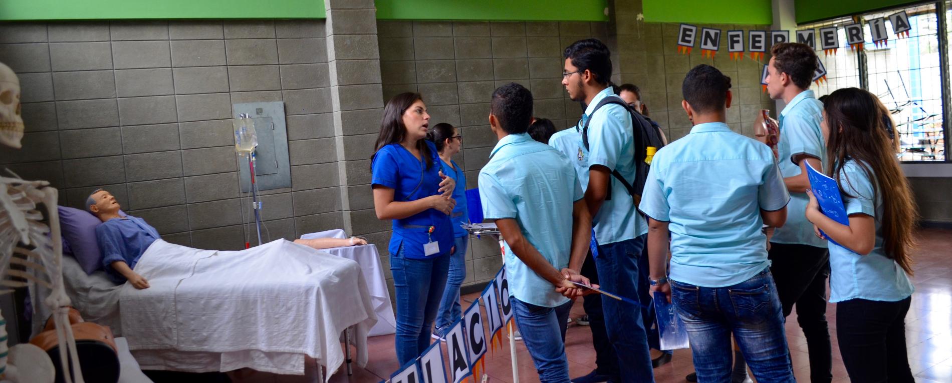 Colegiales visitaron la Feria Vocacional