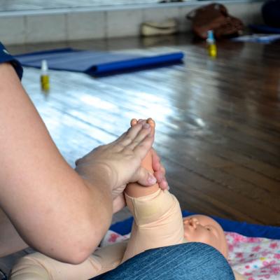 Estimulación Sensorial por medio del Masaje infantil