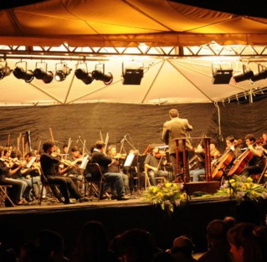 Artistas se reúnen en San Ramón para inaugurar Piano de Cola