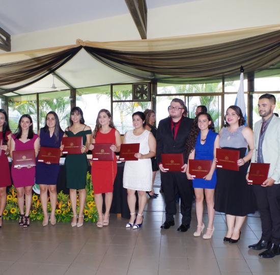 Sede entrega títulos a  nuevos profesionales