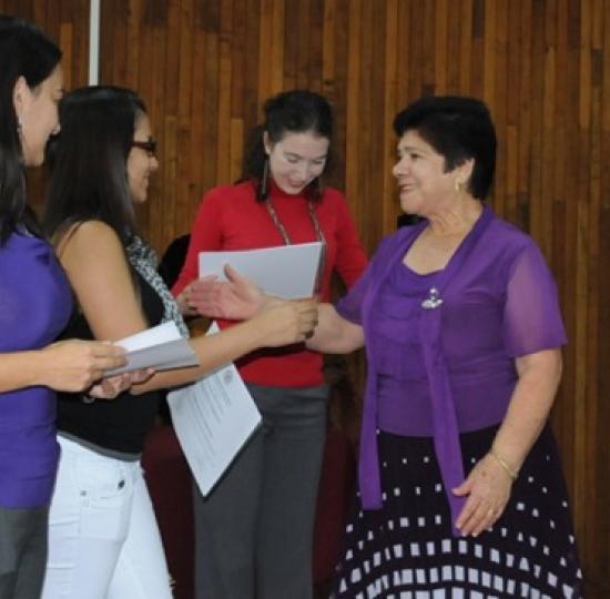 Mujeres adultas mayores recibieron título en la Sede de Occidente