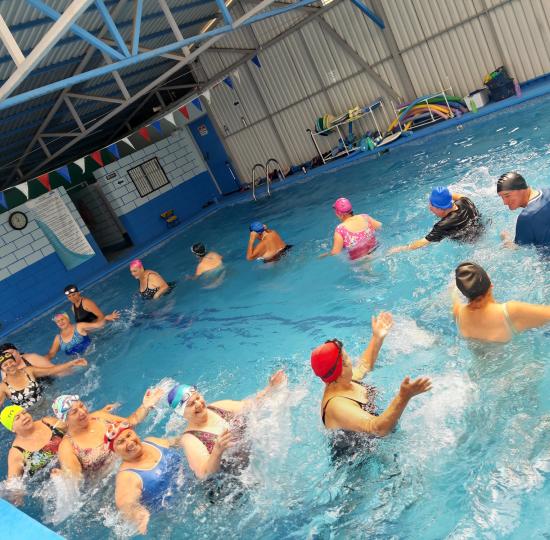 Adultos mayores mejoran su salud por medio de ejercicios en agua 