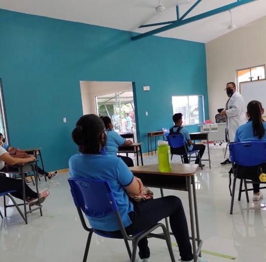 Sede de Occidente lleva el laboratorio de biología a centros educativos de la Península de Osa