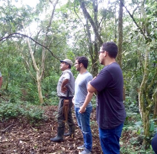 Estudiantes trabajan con las comunidades para crear conciencia sobre cambio climático 