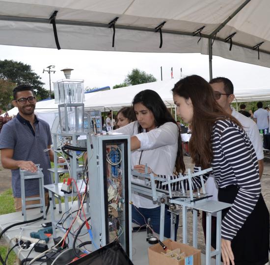 Estudiantes en feria de ingeniería