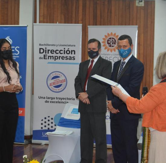 Entrega de certificado de acreditación.