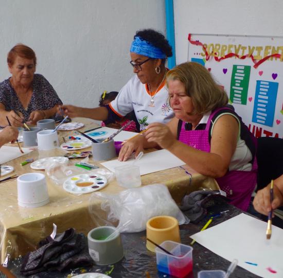 Personas sobrevivientes del cáncer reciben terapia por medio del arte