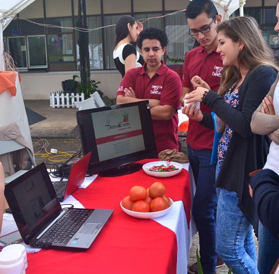 Estudiantes presentan ideas innovadoras